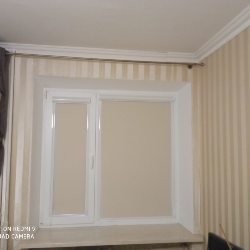 Ролета закритого типу з коробом і напрямними кольорами Бежевий Умбра Блек Аут